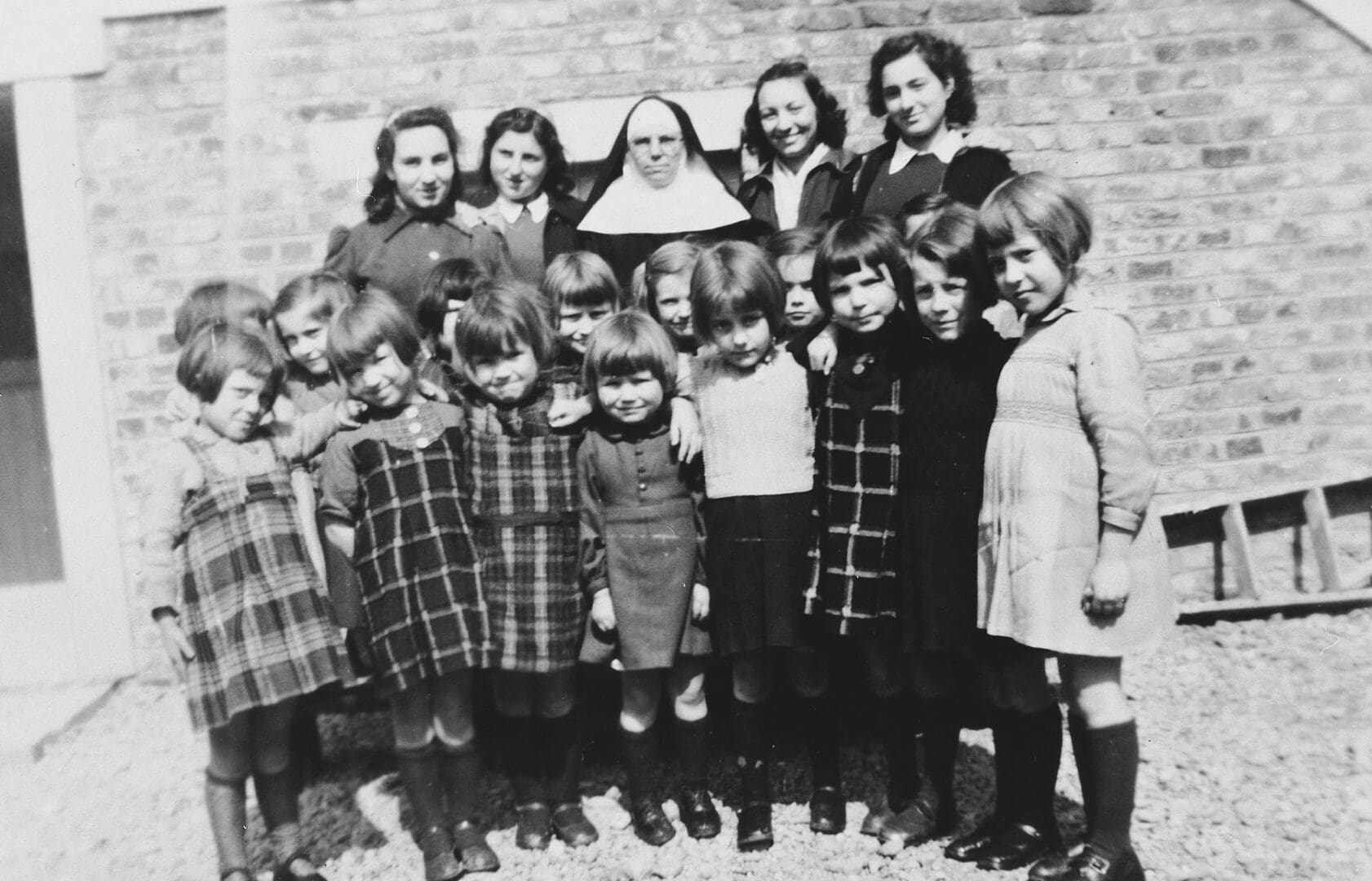 A group of children posing for a picture.